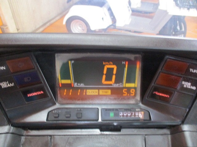 走行もまだまだの３００７８ｋｍ！！希望の方は駆動系のＯＨなども当社で可能ですよ！通販も大歓迎の一台！